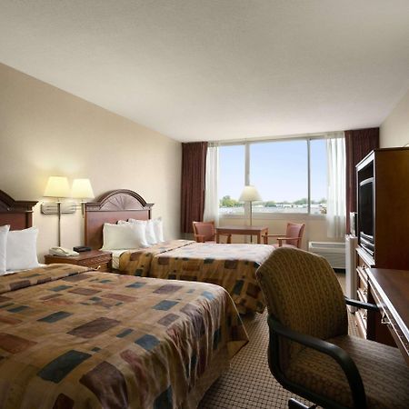 Days Inn By Wyndham Sidney Oh Екстериор снимка