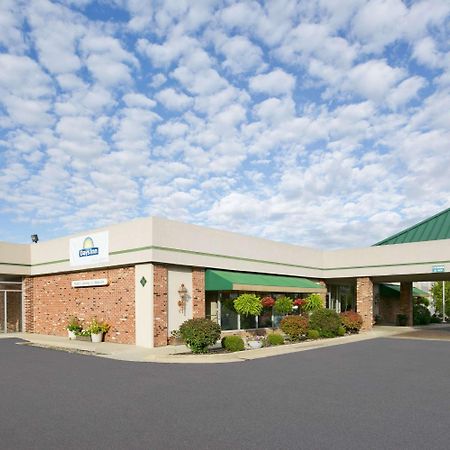 Days Inn By Wyndham Sidney Oh Екстериор снимка