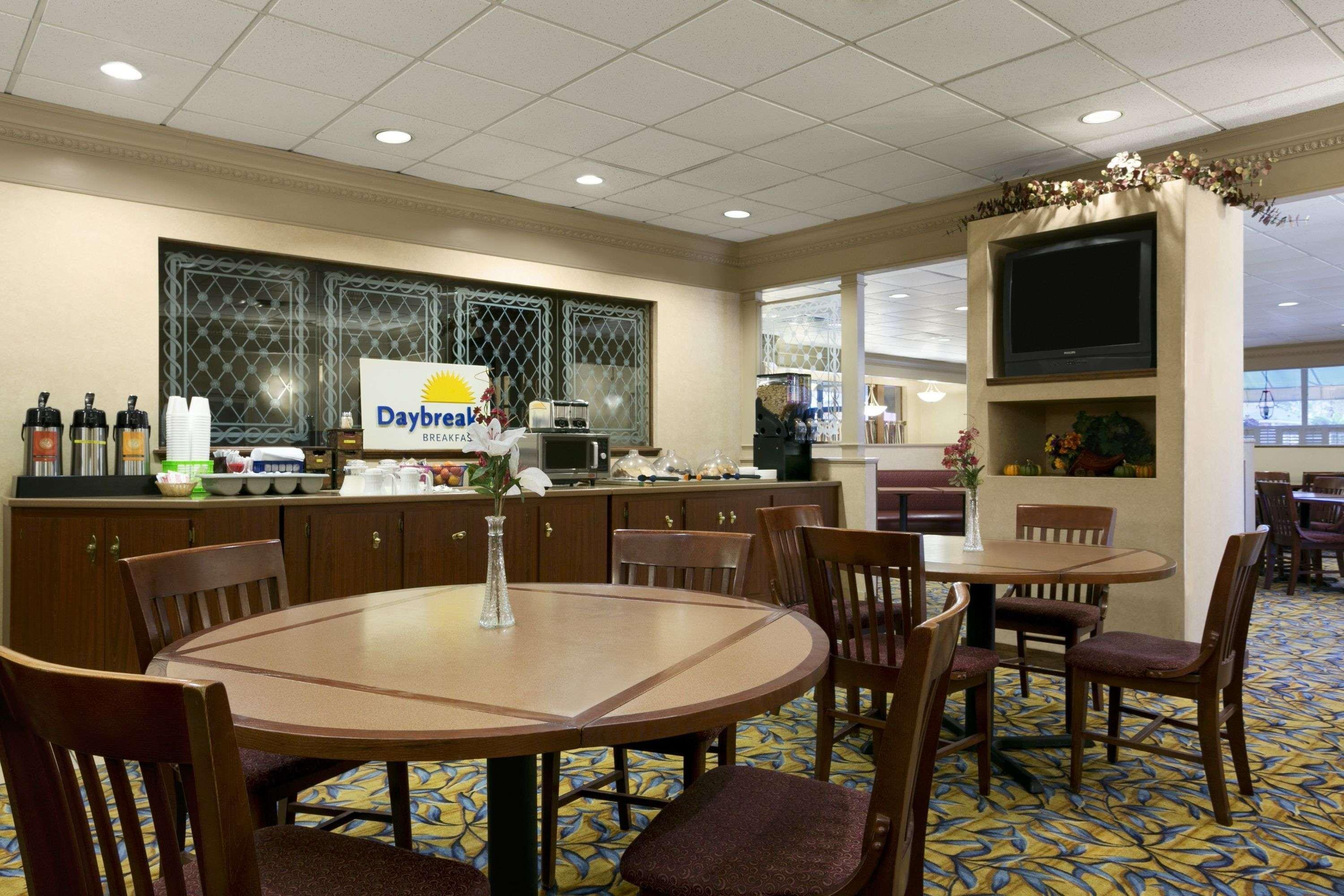Days Inn By Wyndham Sidney Oh Екстериор снимка