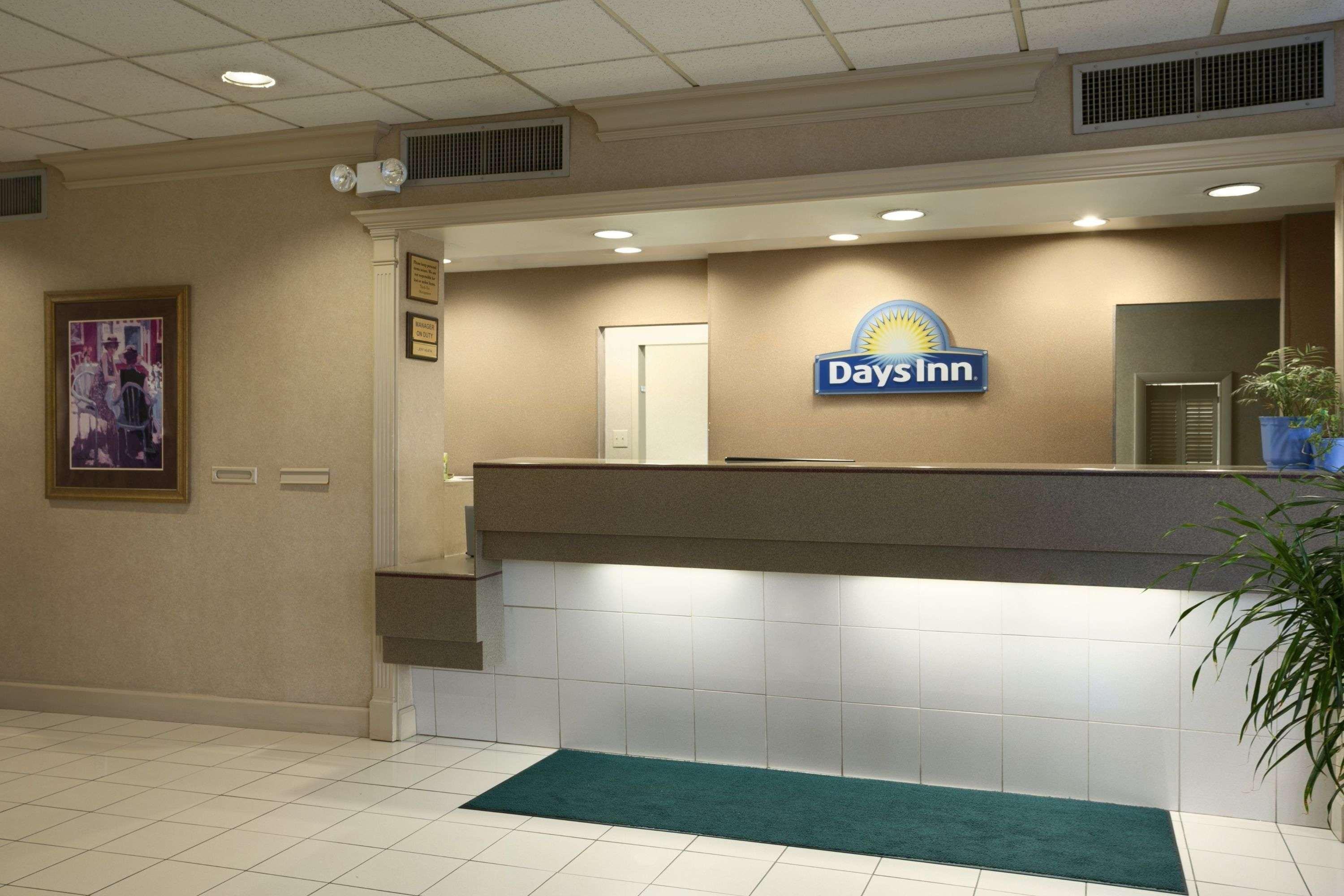 Days Inn By Wyndham Sidney Oh Екстериор снимка
